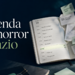 Agenda aberta coberta de post-its de tarefas e urgências, ilustrando a cultura da ocupação na advocacia