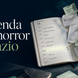 Agenda aberta coberta de post-its de tarefas e urgências, ilustrando a cultura da ocupação na advocacia