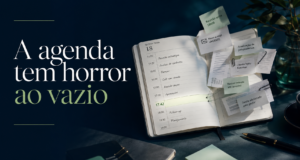 Agenda aberta coberta de post-its de tarefas e urgências, ilustrando a cultura da ocupação na advocacia